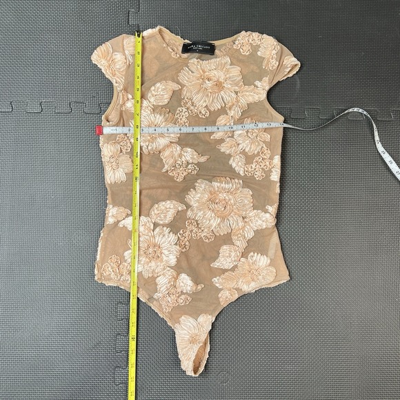 Akira Chicago Black Label Floral Applique Sheer Short Sleeve Bodysuit Sz Sm Nude - Picture 8 of 12